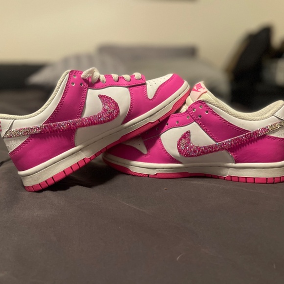 Hot pink bedazzled Nike shoes - Picture 3 of 4